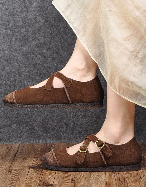 Retro-flats Aus Weichem Leder Mit Rundem Kopf Und Kreuzschnalle