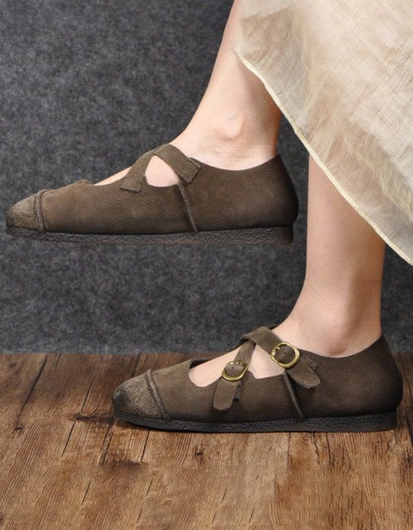 Retro-flats Aus Weichem Leder Mit Rundem Kopf Und Kreuzschnalle