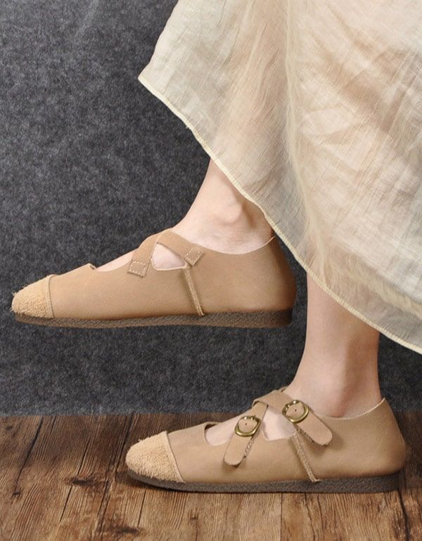 Retro-flats Aus Weichem Leder Mit Rundem Kopf Und Kreuzschnalle