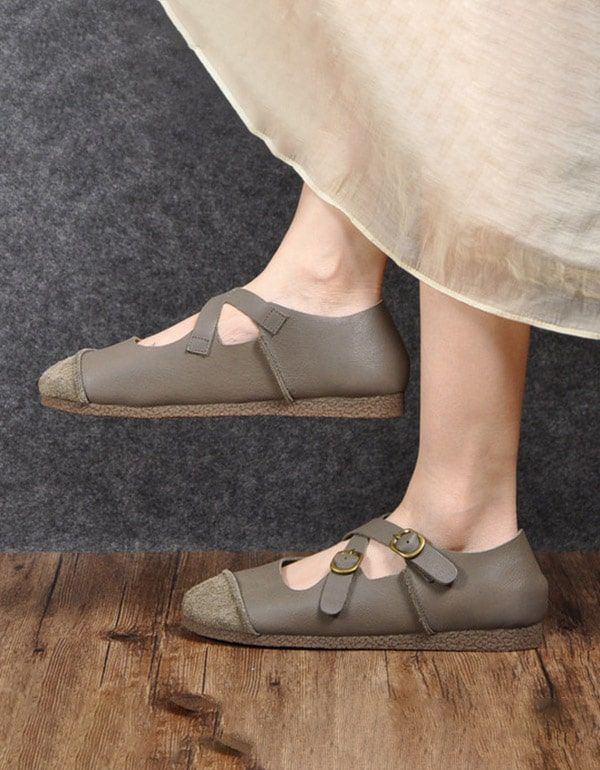 Retro-flats Aus Weichem Leder Mit Rundem Kopf Und Kreuzschnalle