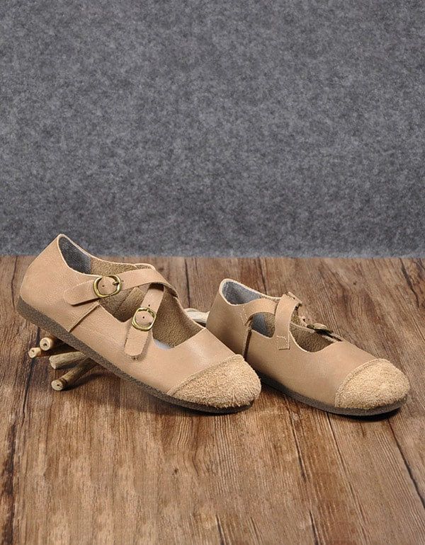 Retro-flats Aus Weichem Leder Mit Rundem Kopf Und Kreuzschnalle