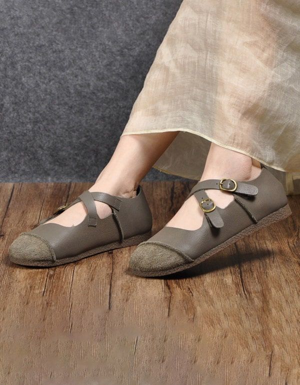 Retro-flats Aus Weichem Leder Mit Rundem Kopf Und Kreuzschnalle