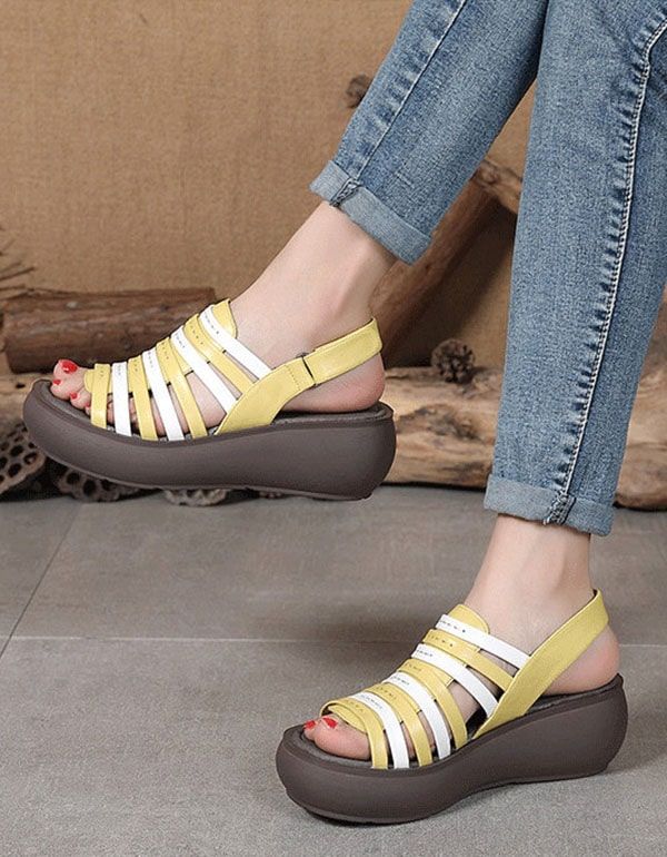 Bunte Keilsandalen Im Retro-leder-sommer