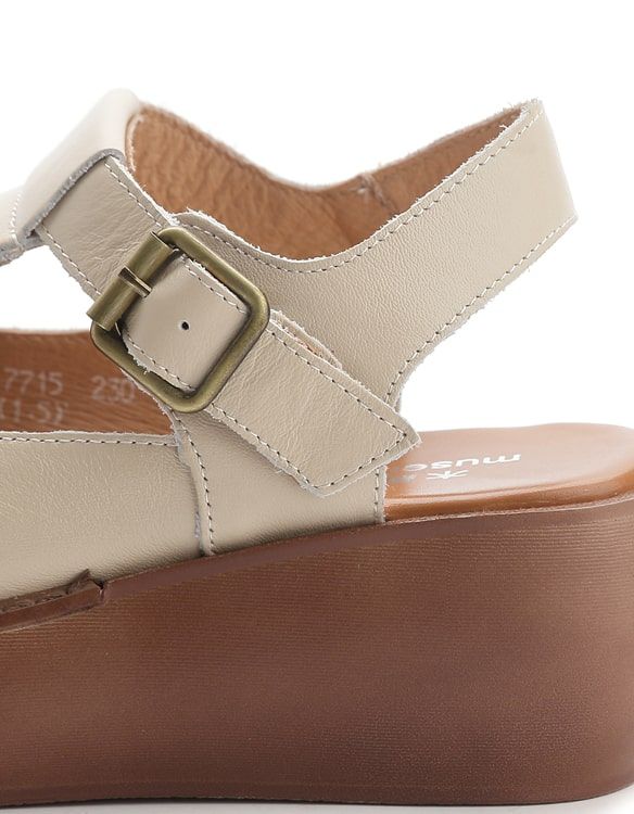 Offene Keilsandalen Aus Leder Im Sommer