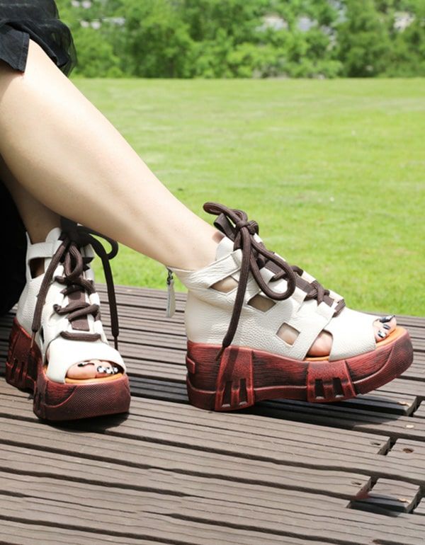 Sommerliche Retro-plateau-sandalen Mit Schnürung Und Aussparungen