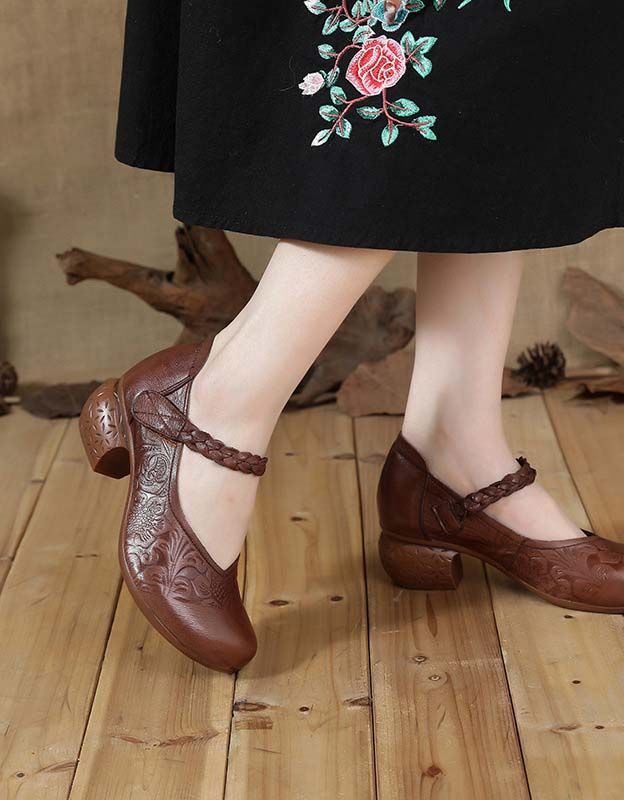 Handgemachte Retro-pumps Mit Klettverschluss Und Klobigkeit