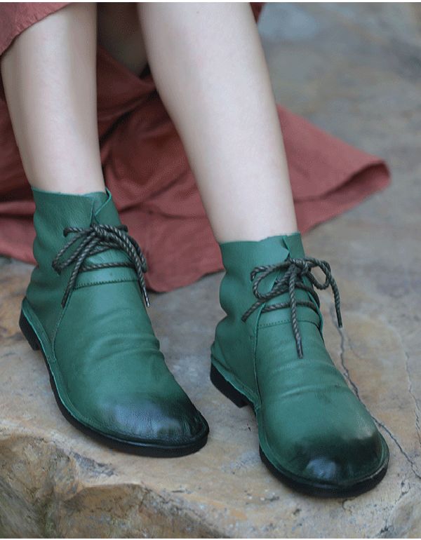 Flache Stiefel Aus Vintage-grün Im Retro-look Aus Leder. Handgefertigt