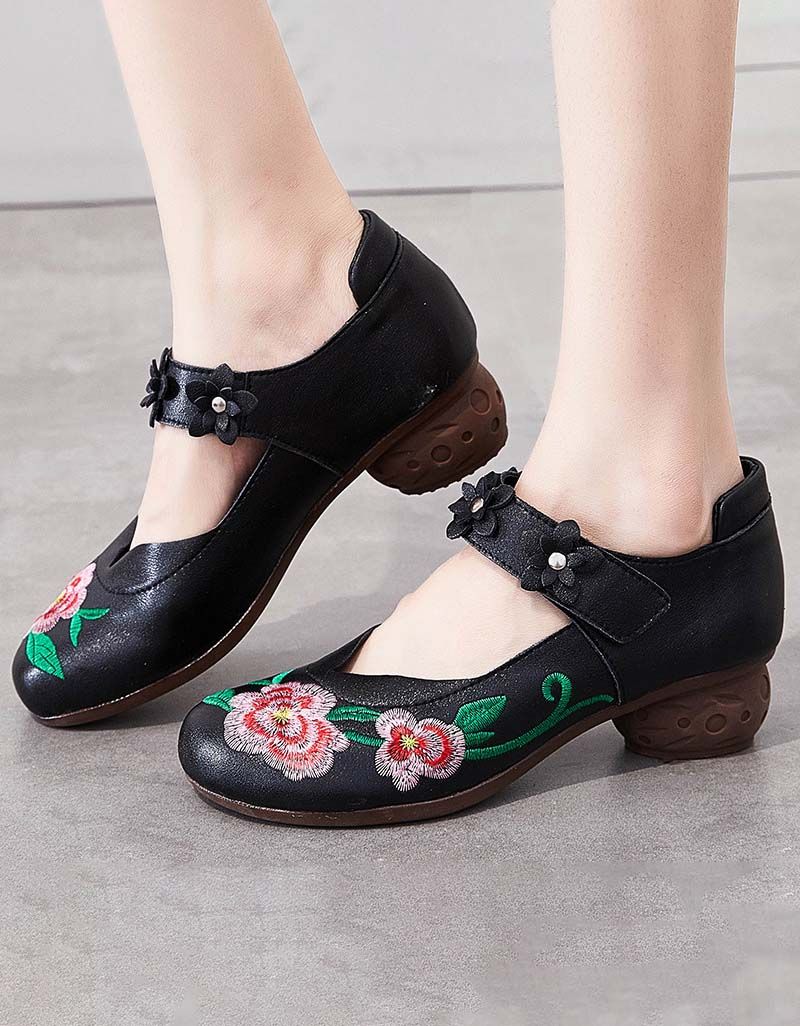 Klobige Retro-sandalen Mit Blumenstickerei Im Ethno-stil