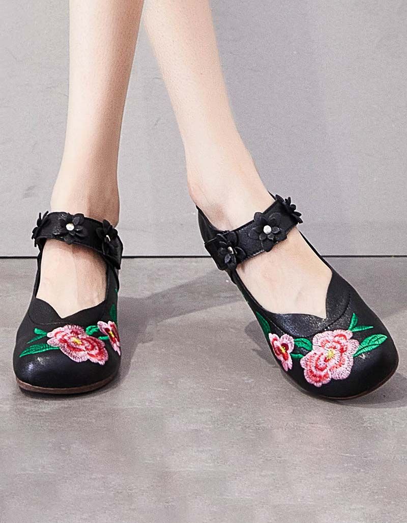 Klobige Retro-sandalen Mit Blumenstickerei Im Ethno-stil